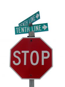 Znak STOP i dwa kierunki